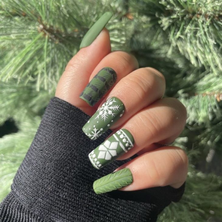 40 Green Christmas Nails to Make You Stand Out in 2023 - Uptown Girl