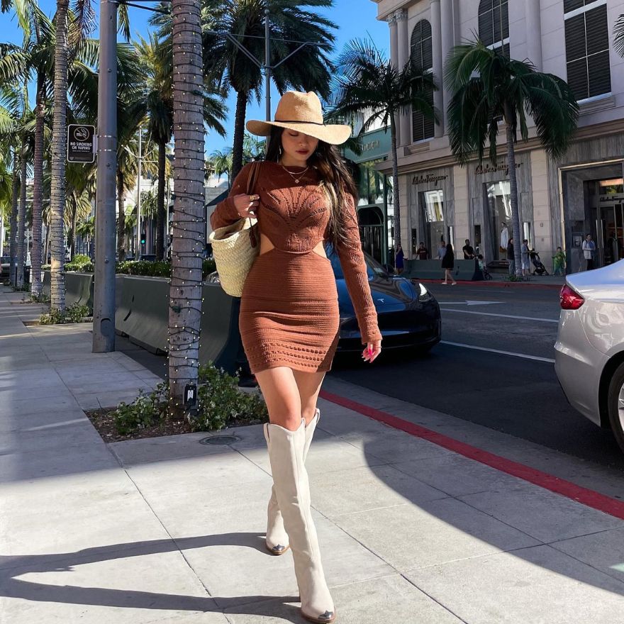 https://www.uptowngirl.com/wp-content/uploads/2022/11/outfits-with-knee-high-boots.jpg